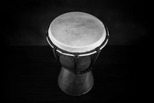 Джембе барабан в чорно-білому — стокове фото