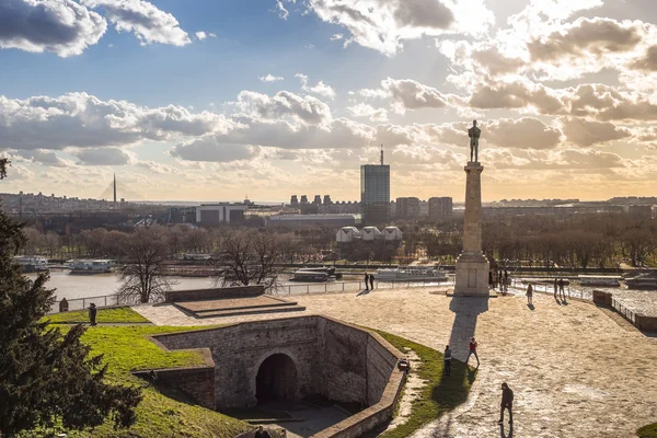 Standbeeld van Overwinning - fort Kalemegdan in Belgrado — Stockfoto