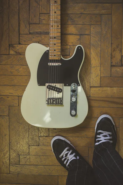 Gammal och sliten gitarr retro — Stockfoto