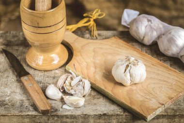 Sarımsak kırsal tencere ile ahşap tablo