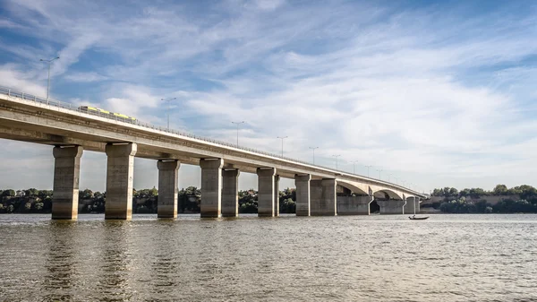 Nuevo puente sobre el río Danubio en Belgrado, Serbia. Pupinov más —  Fotos de Stock