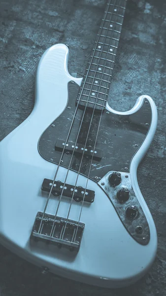 Gamla vintage electric bass guitar på källarplanet — Stockfoto