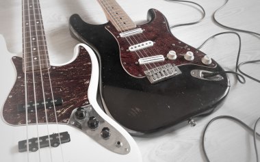 Vintage kirli yıpranmış elektro gitar ve bas