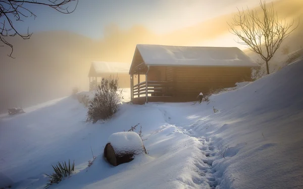 Деревянная каюта зимним утром — стоковое фото