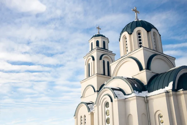 Iglesia ortodoxa contra el cielo azul y las nubes blancas — Foto de Stock