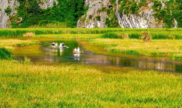 VANLONG NATURAL RESORT, NINHBINH, VIETNAM - 27 DE NOVIEMBRE DE 2014 - Los turistas que viajan en barco alrededor del Resort . — Foto de Stock