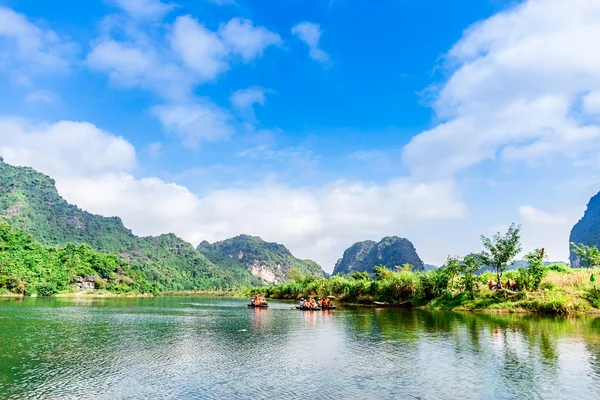 Trangan Eco-turistický komplex, Vietnam - 27 listopadu 2014 - turistů cestuje lodí na proudu v komplexu. — Stock fotografie