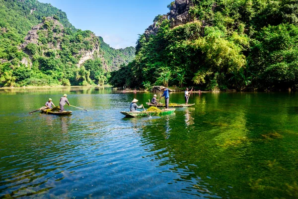 TRANGAN ECO-TOURIST COMPLEX, VIETNAM - NOVEMBER 27, 2014 - Tourists travelling by boat on the stream of the Complex. — Stock Photo, Image