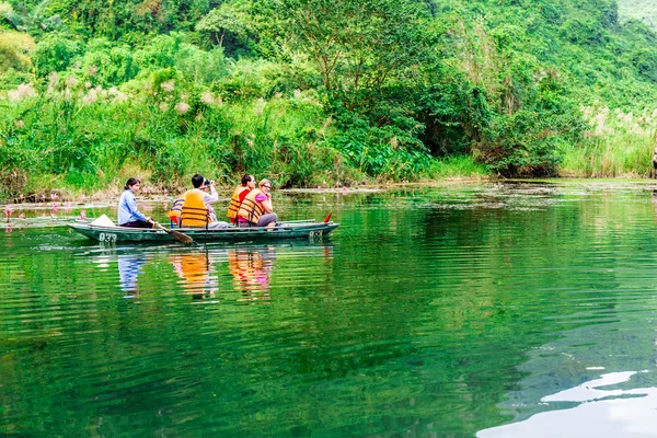 Trangan エコ観光団地内、複合体のストリームでボートで旅行ベトナム - 2014 年 11 月 27 日 - 観光客. — ストック写真
