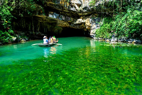 Trangan Eco-toeristische Complex, Vietnam - 27 November 2014 - toeristen reizen per boot op de stroom van het Complex. — Stockfoto