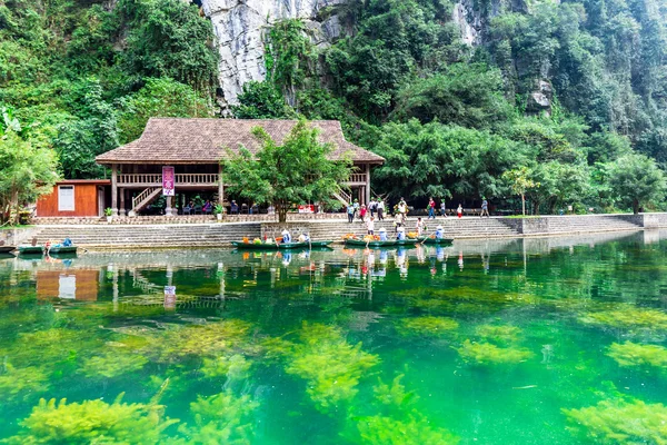 TRANGAN ECO-TOURIST COMPLEX, VIETNAM - NOVEMBER 27, 2014 - Tourists travelling by boat on the stream of the Complex. — Stock Photo, Image