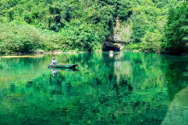 Trangan Eco-toeristische Complex, Vietnam - 27 November 2014 - toeristen reizen per boot op de stroom van het Complex. — Stockfoto