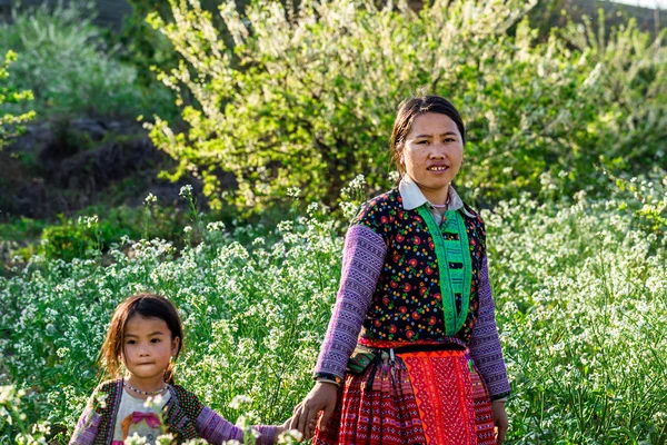 Ethnic mom and her child — Stock Photo, Image