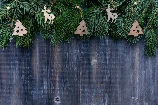 Banner Navidad Con Abeto Figuras Madera Sobre Fondo Madera Oscura — Foto de Stock