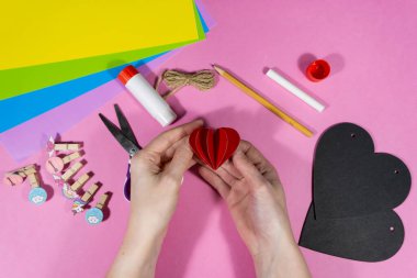 Sevgililer Günü. Aşıklar bayramı için tebeşir kalpli bir kartpostal hazırlamak için adım adım talimatlar. Diy konsepti. 7. Adım.