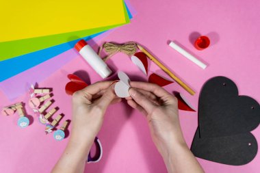 Sevgililer Günü. Aşıklar bayramı için tebeşir kalpli bir kartpostal hazırlamak için adım adım talimatlar. Diy konsepti. Altıncı adım, kalplerin yarısını birbirine yapıştıracağız..