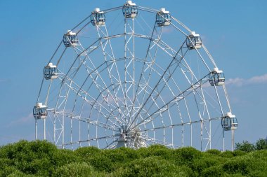 Mavi gökyüzüne karşı dönme dolap