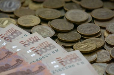 Rus banknotları ve 10 ruble değerindeki bozuk paralar..