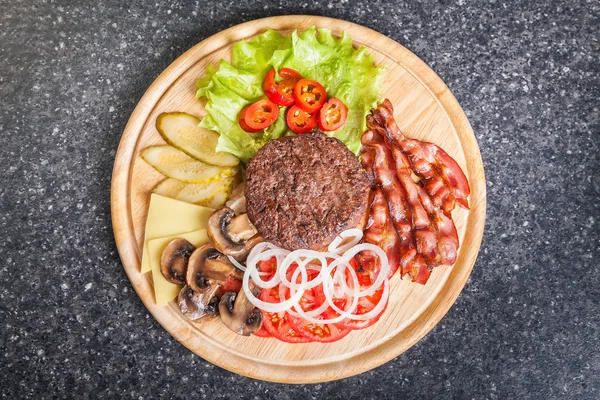 Hamburger malzemeler kesme tahtası üzerinde