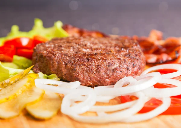 Hamburger malzemeler kesme tahtası üzerinde