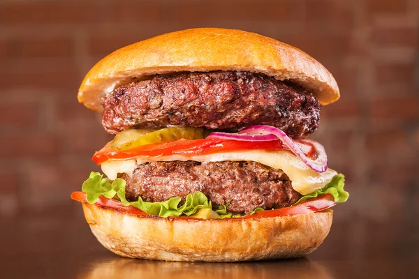 Domates, salatalık ve soğan ile Double Cheeseburger