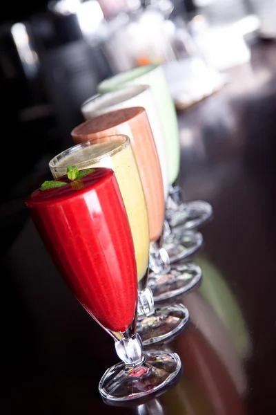 Çeşitli meyve ve meyve smoothies