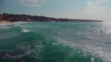 Muhteşem okyanus manzarasıyla plajın üzerinden uç.