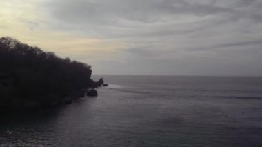 Muhteşem okyanus manzarasıyla plajın üzerinden uç.