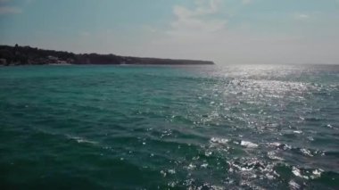 Muhteşem okyanus manzarasıyla plajın üzerinden uç.