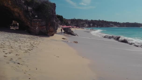 Volar sobre la playa con impresionantes vistas al mar — Vídeos de Stock