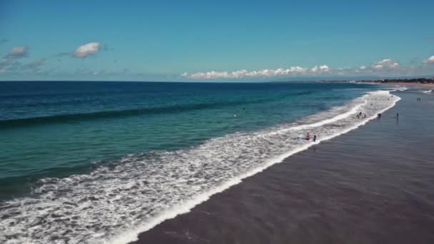 Voe sobre a praia com vistas deslumbrantes para o mar — Vídeo de Stock