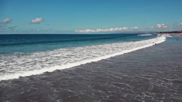 Пролетите над пляжем с потрясающим видом на океан — стоковое видео