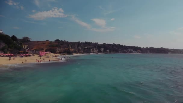 Volar sobre la playa con impresionantes vistas al mar — Vídeo de stock