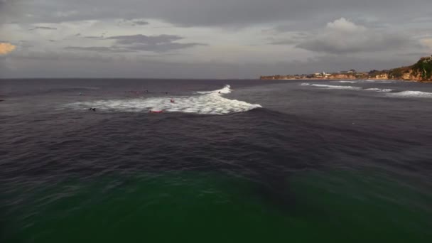 Latać nad plażą z pięknym widokiem na ocean — Wideo stockowe