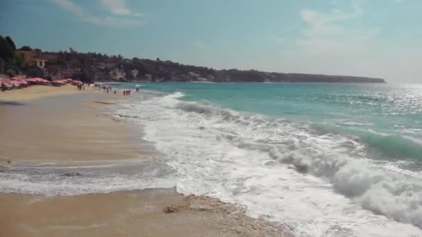 Voe sobre a praia com vistas deslumbrantes para o mar — Vídeo de Stock