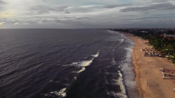 Vlieg over het strand met een prachtig uitzicht op de oceaan — Stockvideo