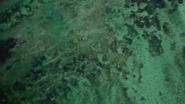 Volar sobre la playa con impresionantes vistas al mar — Vídeos de Stock