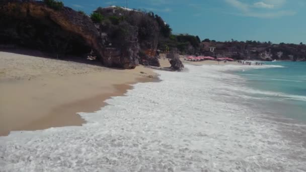 Volar sobre la playa con impresionantes vistas al mar — Vídeos de Stock