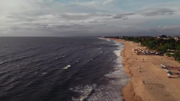 Vlieg over het strand met een prachtig uitzicht op de oceaan — Stockvideo