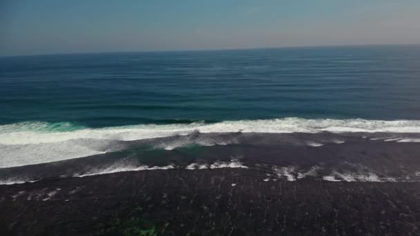 Vuelo con vistas al maravilloso poder del Océano Índico y la formación de la corriente de ruptura. — Vídeos de Stock