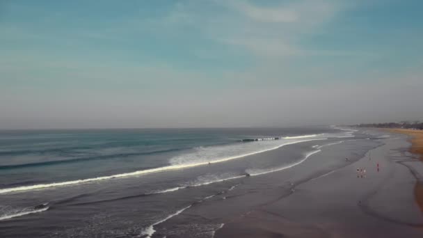 Terbang di atas pantai dengan pemandangan laut yang menakjubkan — Stok Video