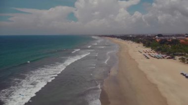 Muhteşem okyanus manzarasıyla plajın üzerinden uç.