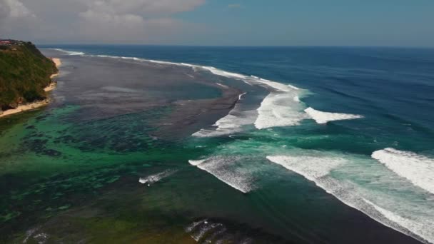 Vlucht met uitzicht op de prachtige kracht van de Indische Oceaan en de vorming van de scheurstroom. — Stockvideo
