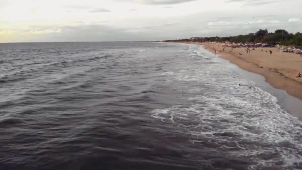 Fly přes pláž s nádherným výhledem na oceán — Stock video
