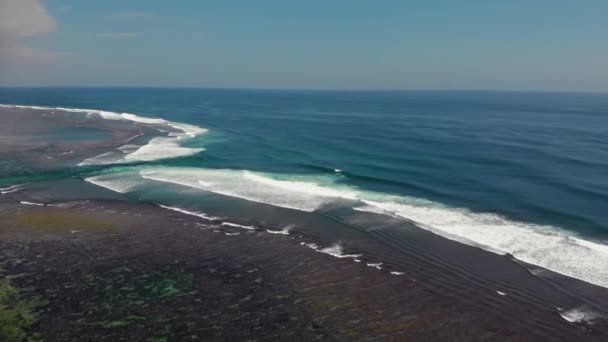 Voo com vista para o maravilhoso poder do Oceano Índico e a formação da corrente de rasgo. — Vídeo de Stock