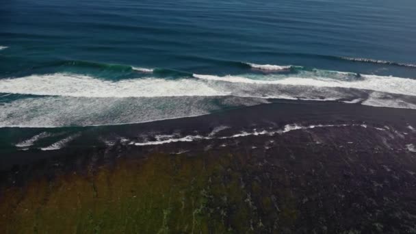Flight overlooking the wonderful power of the Indian Ocean and the formation of the rip current. — Stock Video