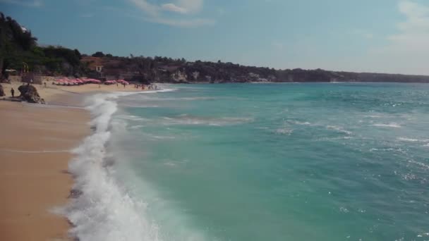 Muhteşem okyanus manzarasıyla plajın üzerinden uç. — Stok video