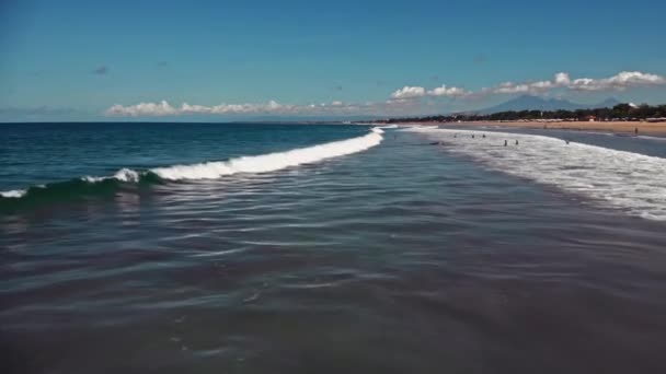 Vola sulla spiaggia con vista mozzafiato sull'oceano — Video Stock