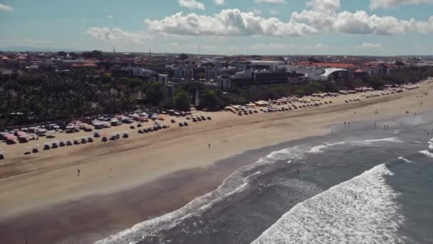 Volar sobre la playa con impresionantes vistas al mar — Vídeo de stock