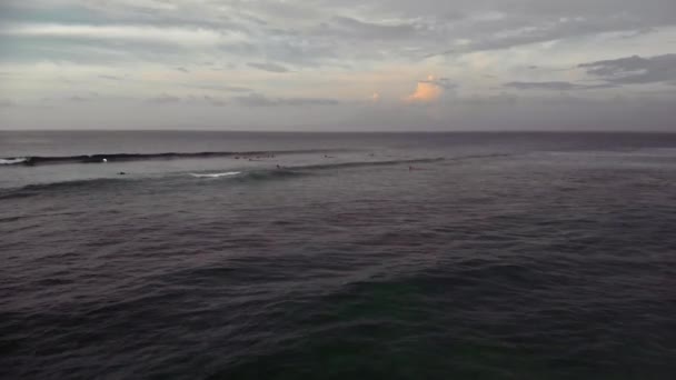 Terbang di atas pantai dengan pemandangan laut yang menakjubkan — Stok Video